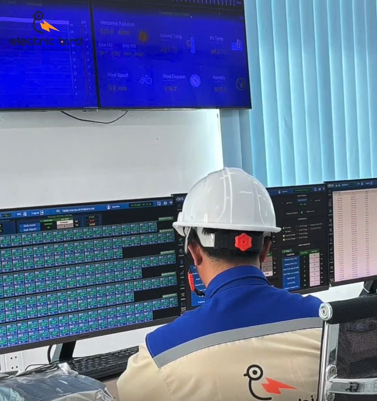 Kỹ sư kiểm tra hệ thống điện